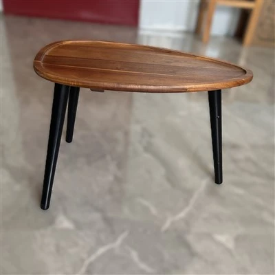 Houten eettafel met drie poten