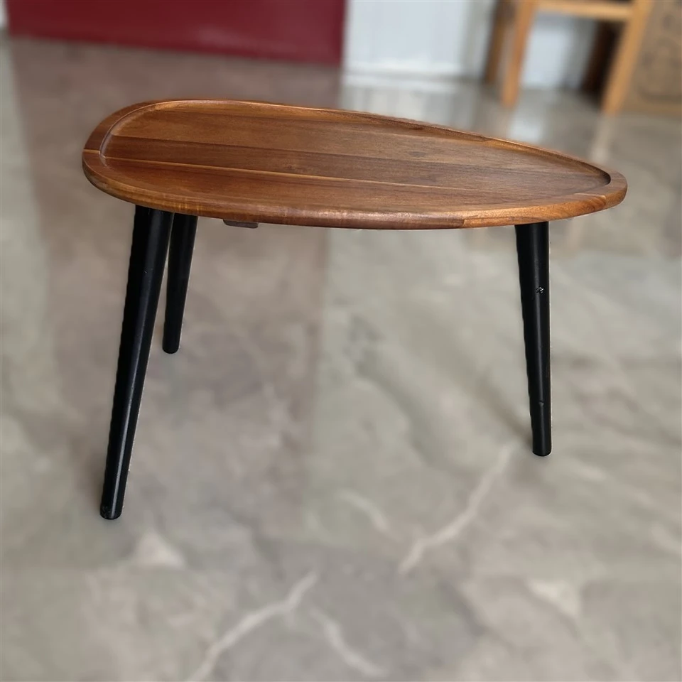 Houten eettafel met drie poten